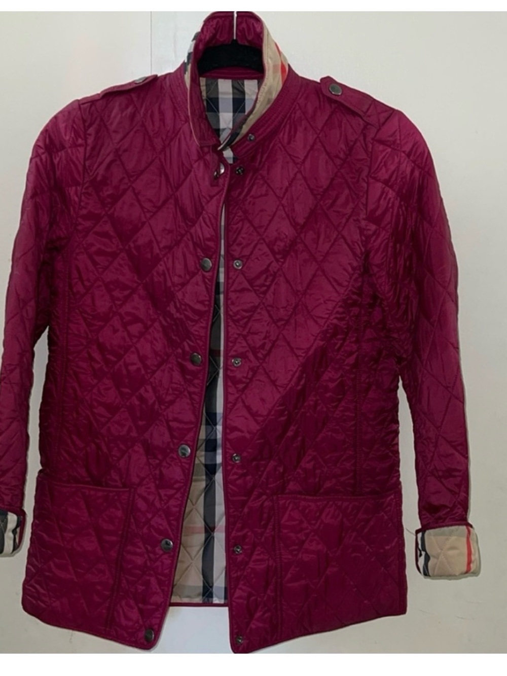 Burberry barely worn kids coat size
14Y, can also fit a petite woman size
XS-S